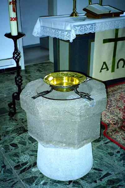 Taufbecken, Evangelische Kirche, Klein-Rechtenbach, Mai 2004